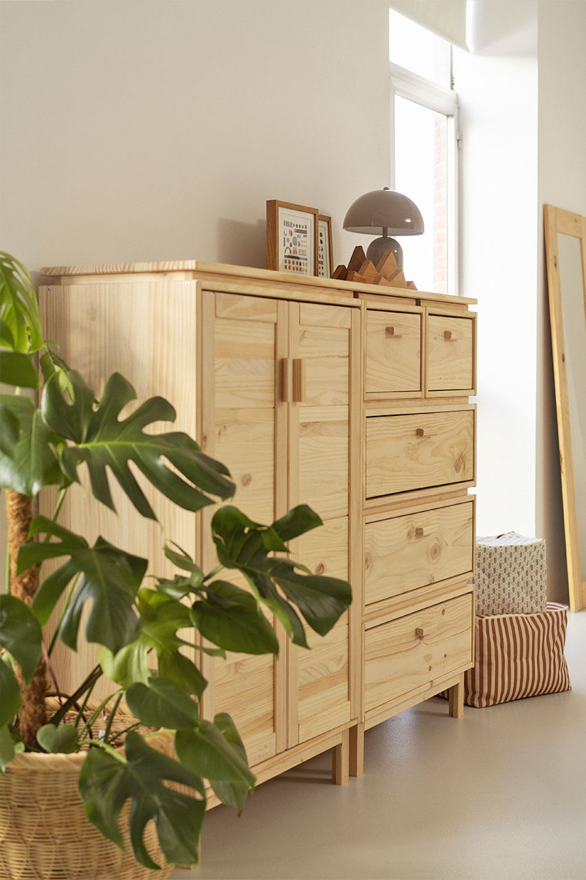 Imagen de ambiente 2 para:Armario aparador con cajones y baldas de madera natural